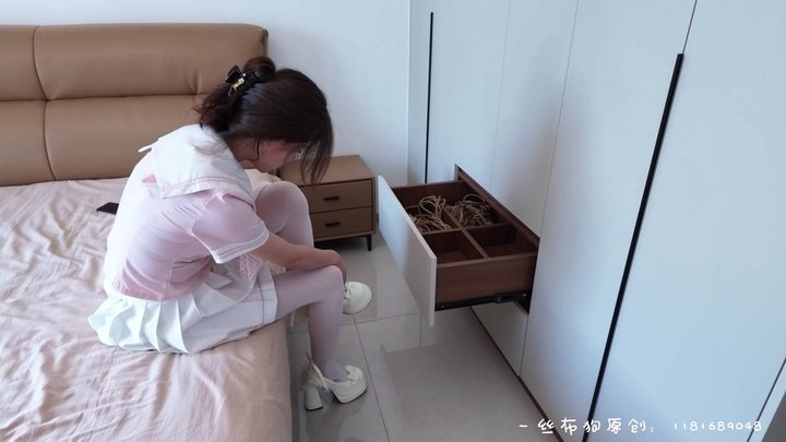 #一丝布狗 jk厚白丝自缚 丝袜勒腿 湿身.mp4