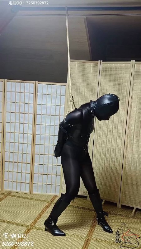 #夜鸣狐 （上）【感官封闭】【眼罩+封闭头套】【挣扎呻吟】戴着头套和单手套 被剥夺了呼吸权的小狐还被拴在绳柱上无法逃离强制站立 拼命挣扎还是失败!.mp4