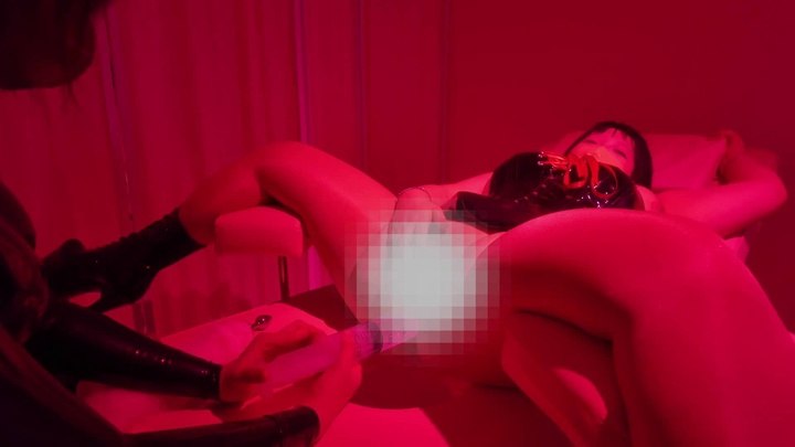 #freely工作室 玩坏月月每一天 600毫升润滑液灌肠炮机 电击拉珠.mp4