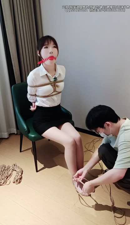 #XcTian 小云ol风格穿搭被绑在椅子上挣扎 摸腿