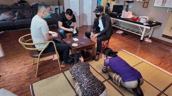 #一绳所爱 空虚定拍 打牌 模特灿灿，陈依依，捆绑状态之下对三位打牌者进行服务，端水果，充当凳子，当然还免不了参与牌局胜负的惩罚.mp4