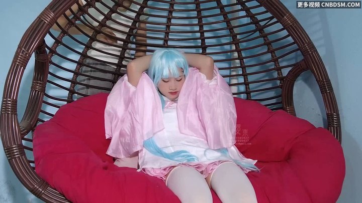 #樱束原创《cos碧蓝航线尼古拉斯》COS碧蓝航线里性感的尼古拉斯！吊篮里开腿挠脚心！戴吸Y器棒棒刺激强G调J！戴上波波呗远程控制不听话就加大档位刺激她强G电击难受呻吟.mp4