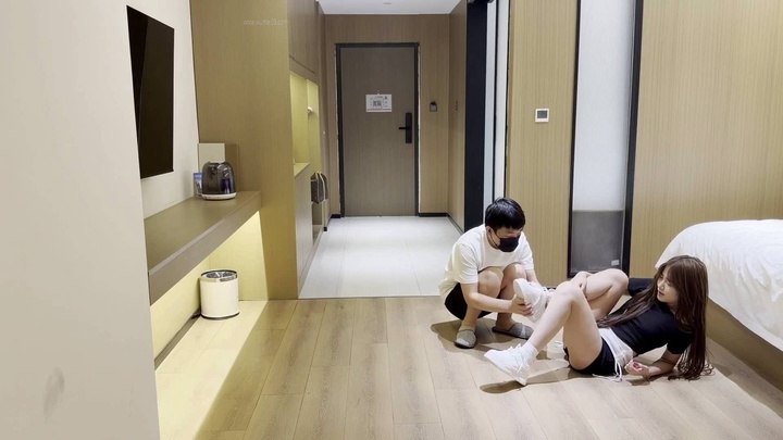 #密语 新模特初夏（崴脚，足控，大长腿，反差御姐）.mov