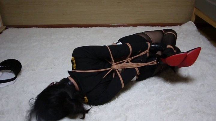 #夜鸣狐【丝袜堵嘴】【裹手】丝袜堵嘴裹手+胶带紧缠包裹 完全无法逃脱差点要哭了!老板的恶趣味快把小狐玩到崩溃了呀….mp4