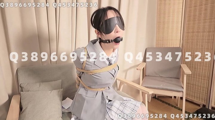 #象人工作室【嗷嗷】黑色假阳具口塞堵嘴，无助挣扎！（包含过程）