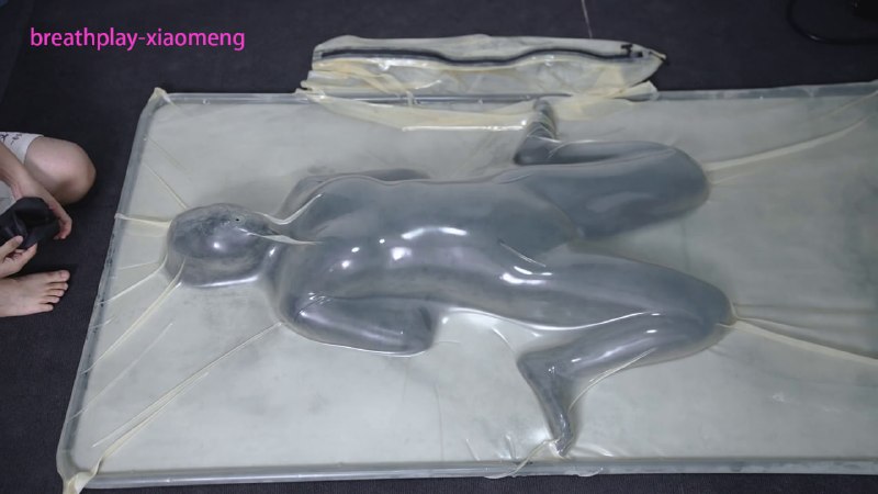 #小萌同学 超紧真空床空肺窒息玩弄！泳帽，呼吸袋，乳胶贴脸横膈膜抽搐