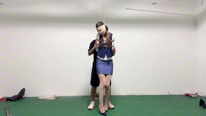 #媚娘工作室 暴力虐打空姐-勒颈z息-踢踹鞭打.mp4