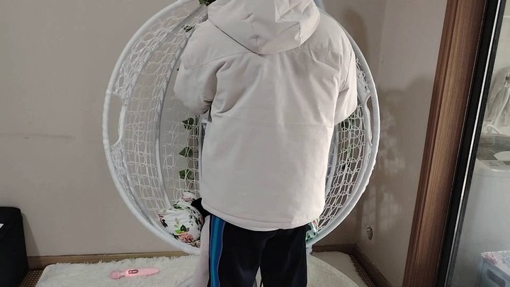 #小自白 白丝小男娘被双腿展开架在吊篮上开着训练器放置调教.mp4