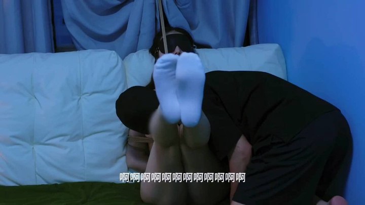 #天鸿工作室 一丝不挂全裸上阵，舔胸露R，白袜和裸足控的福音，被炮机插到GC后继续口足服侍.mp4